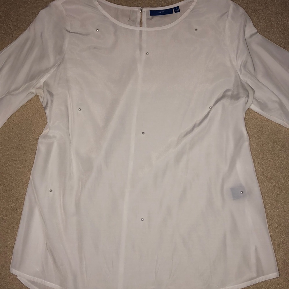 Gorgeous white blouse, pearls!